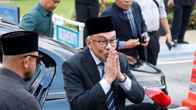 الماليزي أنور إبراهيم رئيسا للوزراء بعد عقود من الانتظار