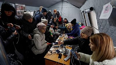 Ucranianos sufren el frío y la oscuridad mientras Zelenski implora a ONU que castigue a Rusia