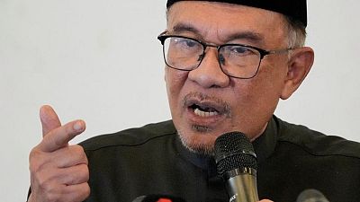 رئيس وزراء ماليزيا الجديد يقول إن الأولوية لارتفاع تكلفة المعيشة