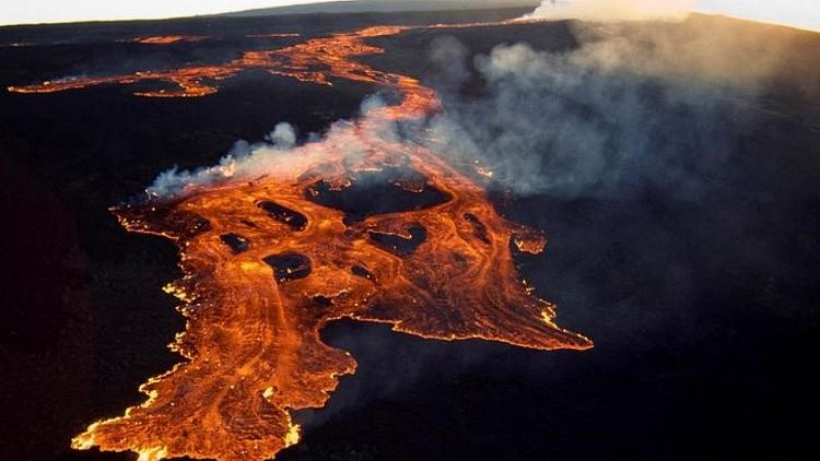 El volcán Mauna Loa de Hawái entra en erupción y se eleva el nivel de alerta: USGS
