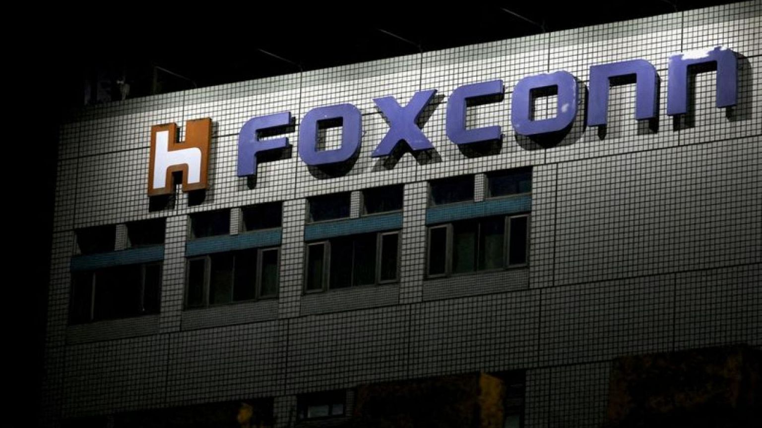 Foxconn asks workers for referrals to replenish China plant's staff