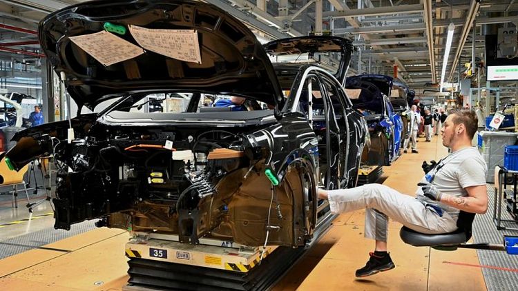 La escasez de material se modera en la industria alemana aunque continúa en el sector del automóvil