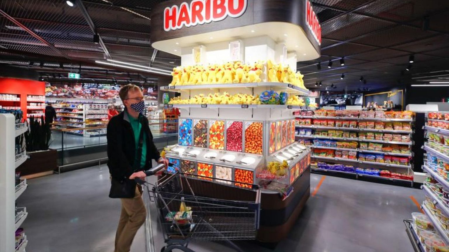 Euro zone inflation drops, bolstering hopes for smaller ECB hike