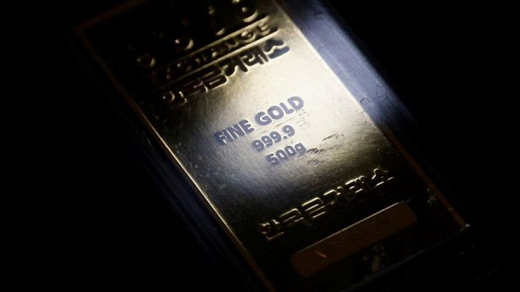 El oro sube, perspectivas de menores subidas de tasas en EEUU presionan al dólar