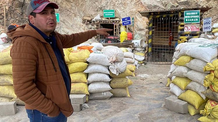 En las montañas de Perú, el auge de la minería artesanal frustra plan de gigante del cobre