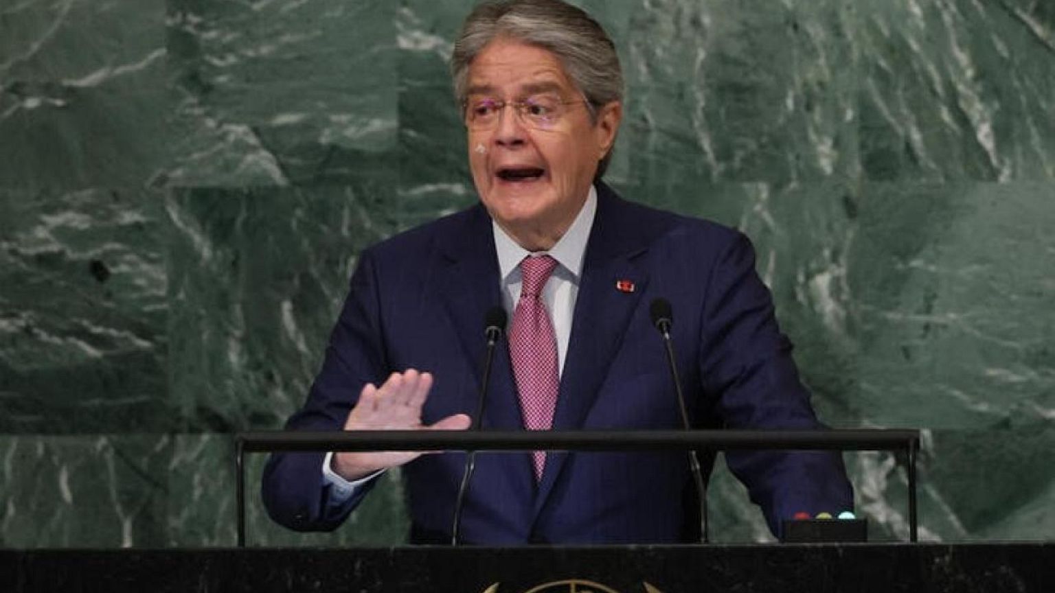 Presidente Ecuador fija por decreto salario básico en 450 dólares para 2023