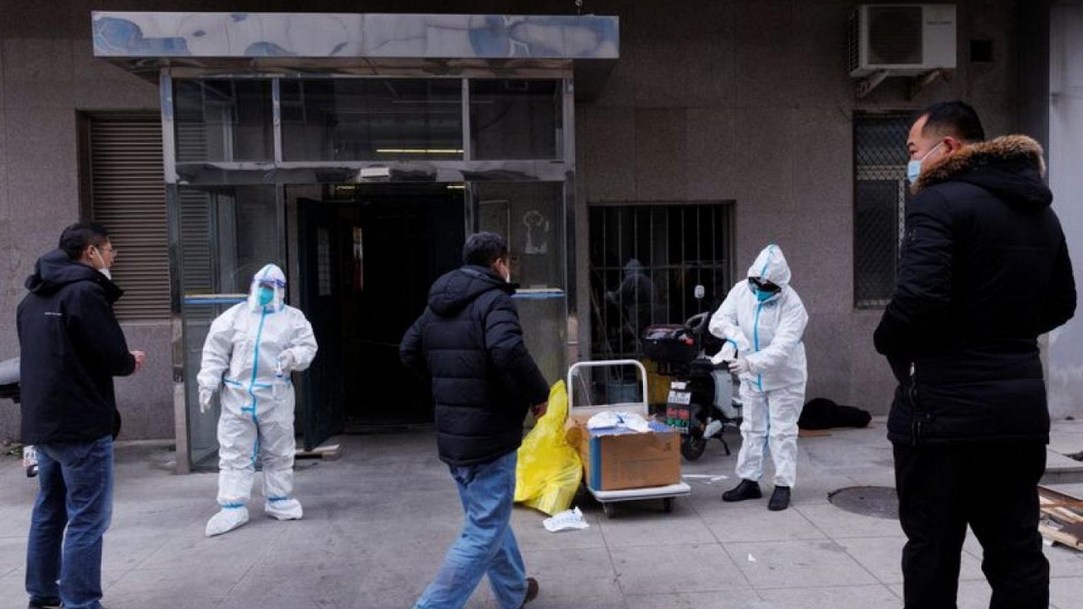 Ciudades chinas relajan las normas de COVID mientras el virus se propaga