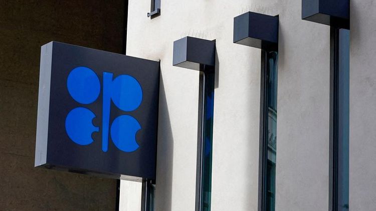 La OPEP+ acuerda no cambiar su política de producción petrolera: fuentes