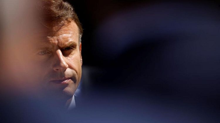 Macron dice que "no hay que entrar en pánico" ante posibles cortes de electricidad en Francia