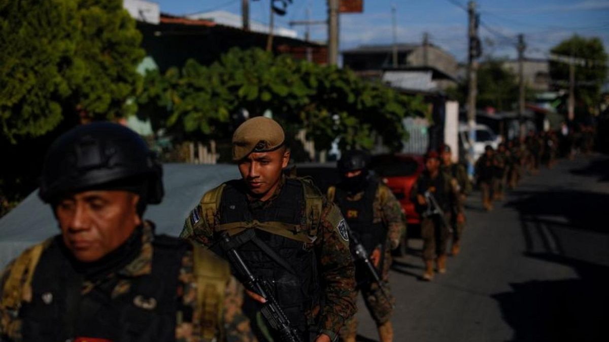 El Salvador deploys 10,000 troops to gang-run capital suburb | Euronews