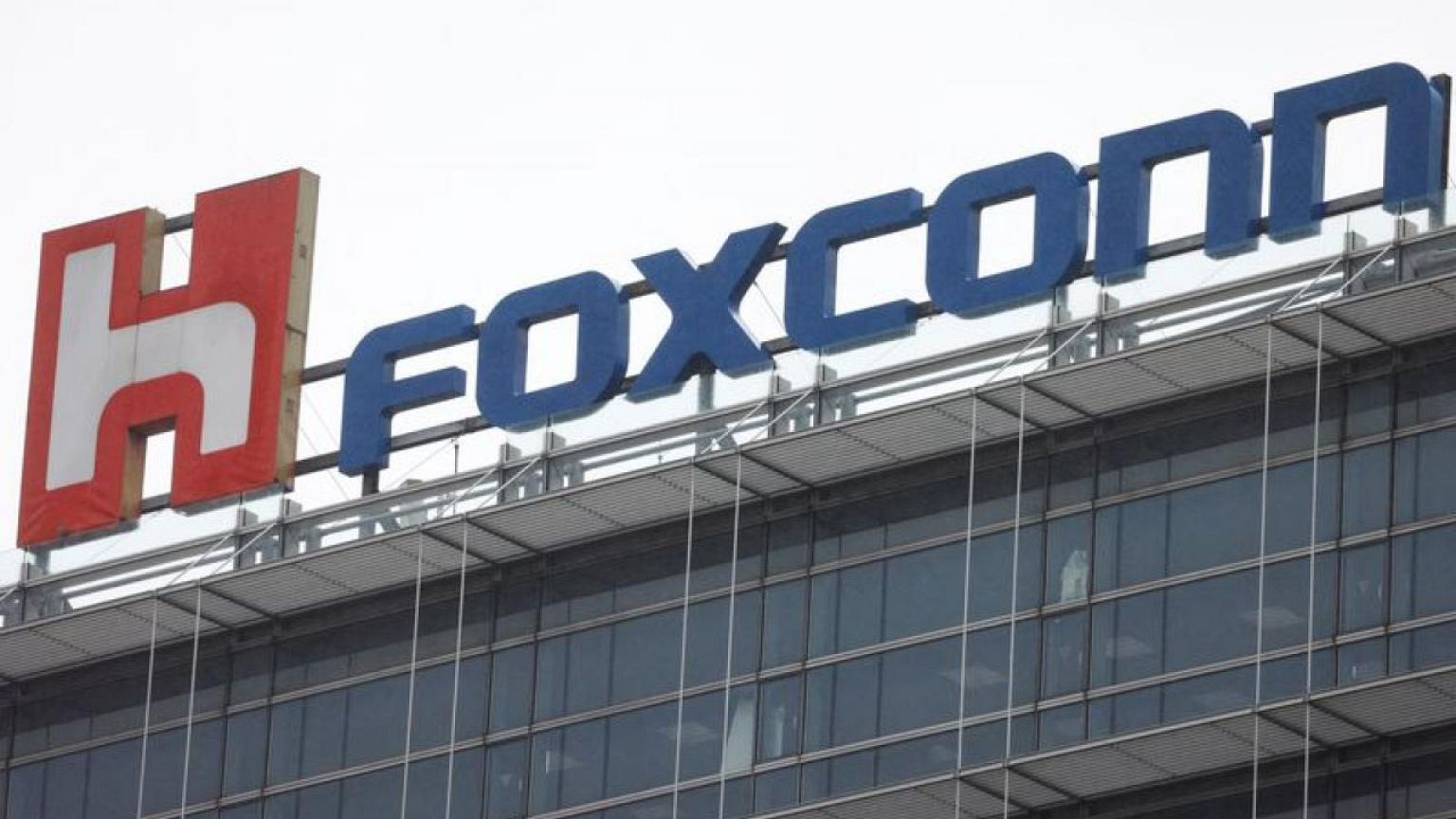 Foxconn sees COVID-hit China plant back at full output in late Dec-early Jan -source