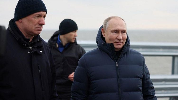 Putin cruza el puente de Crimea en un Mercedes