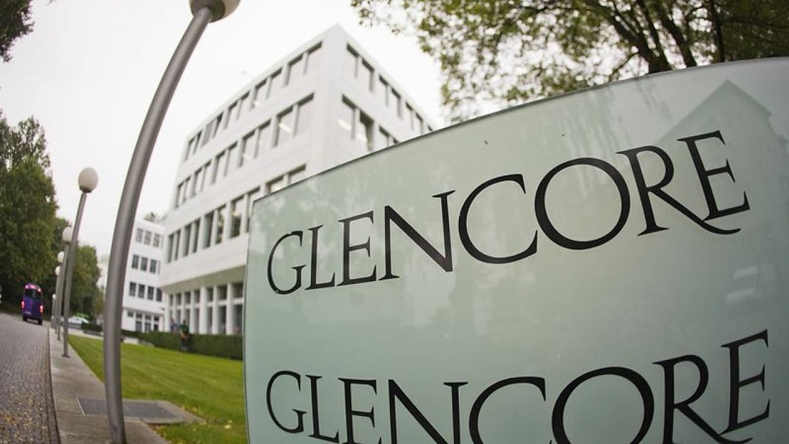 Glencore shares fall 3.5% as output guidance misses consensus estimates