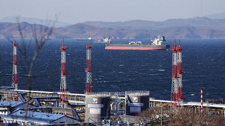 Rusia estudia fijar un precio mínimo del petróleo en respuesta al G7: Bloomberg News