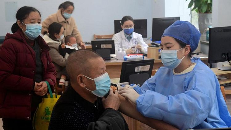 Las vacunas COVID de China son seguras y los beneficios superan los riesgos -responsable