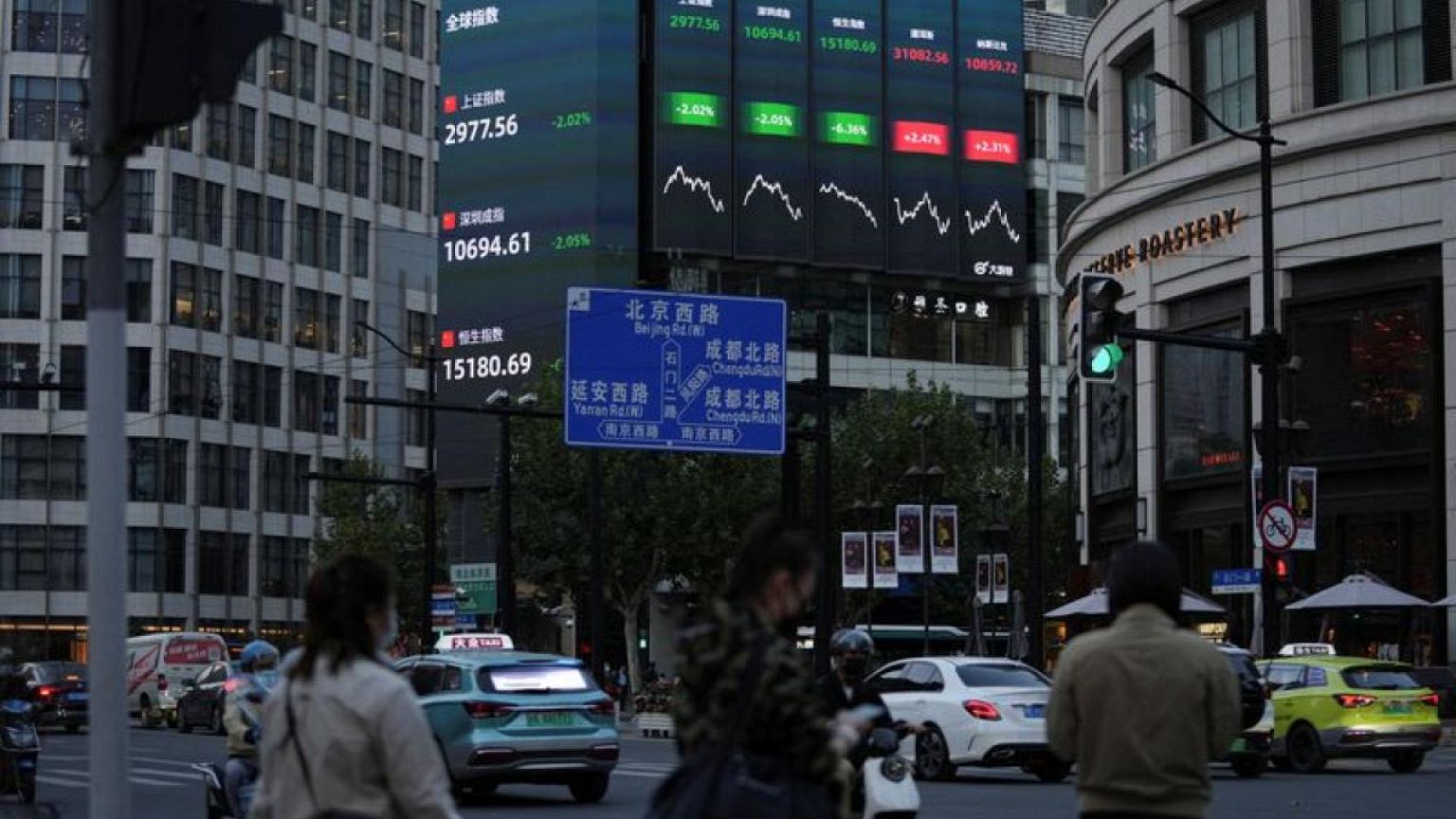 La producción económica de China superará los 120 billones de yuanes en 2022: alto cargo