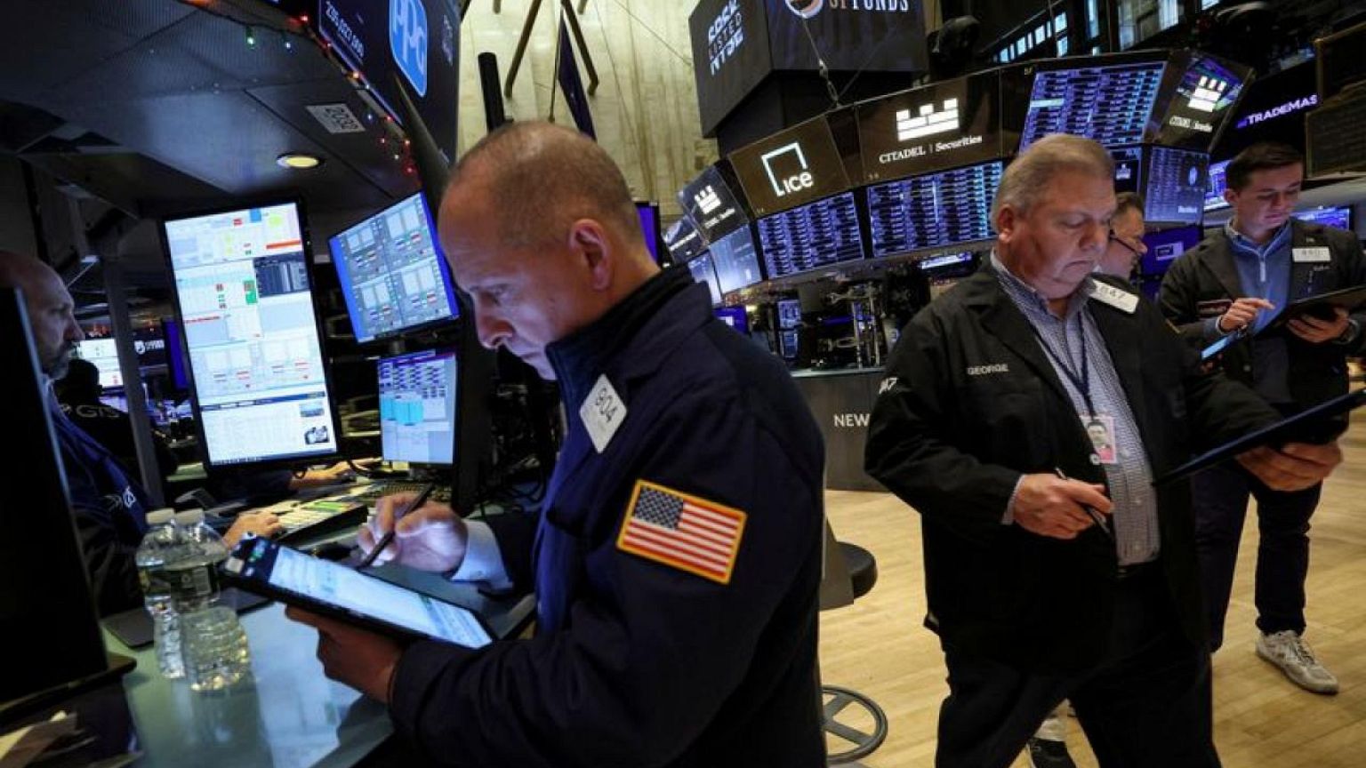 Wall St extiende pérdidas a medida que aumentan temores por recesión; Apple cae