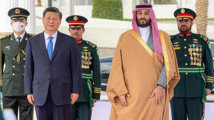Arabia Saudita dispensa fastuosa bienvenida a Xi, que anuncia una "nueva era" en sus relaciones