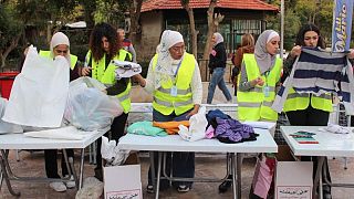 نشطاء سوريون يوزوعون ألبسة شتوية على العائلات الفقيرة لحمايتهم من البرد الداهم في ظل عدم وجود الطاقة اللازمة للتدفئة لدى الغالبية العظمى من السوريين.
