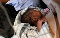 الرضيع، علي، وُلد‭ ‬يوم الأربعاء 7 ديسمبر 2022 أثناء عملية هجرة غير شرعية ونُقل جوا من سفينة إنقاذ خيرية وسط البحر المتوسط إلى الجزيرة الإيطالية مع الأم وثلاثة أشقاء.
