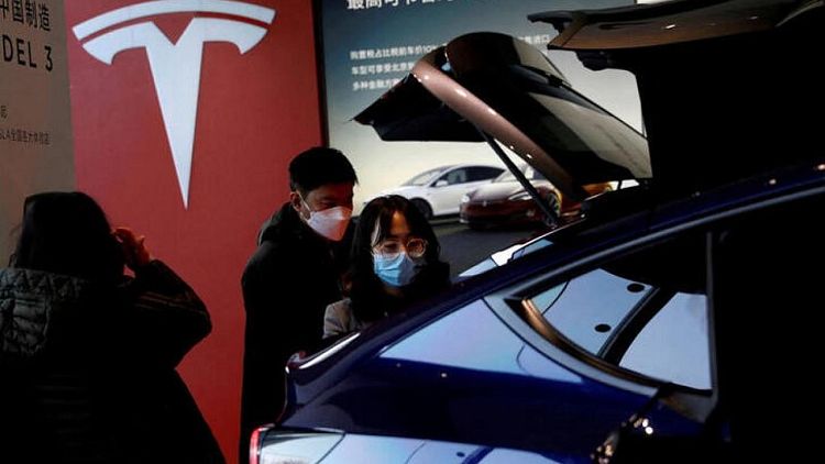 Acciones de Tesla caen con fuerza ante la preocupación por la demanda y los problemas logísticos