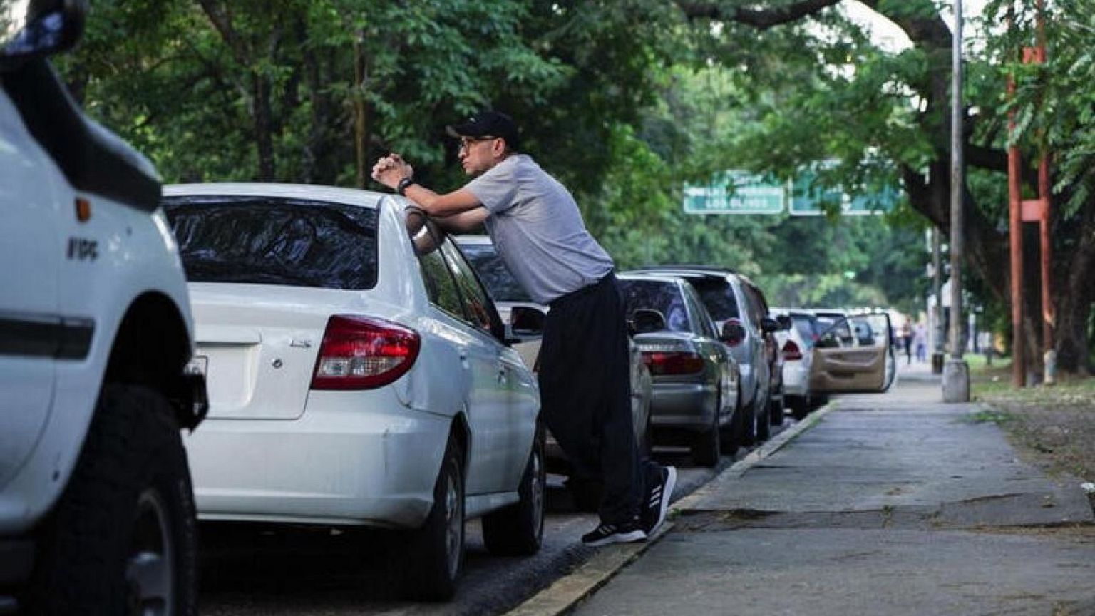 Vuelven las largas filas para cargar gasolina en Venezuela ante falta de producción de las refinerías