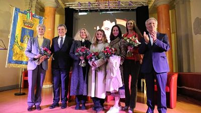 La vedova Frances Avery Howe riabbraccia il maggiordomo La vedova Frances Avery Howe riabbraccia il maggiordomo
