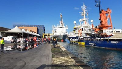 Nave attraccata a Bari con 261 a bordo, anche tre neonati Nave attraccata a Bari con 261 a bordo, anche tre neonati