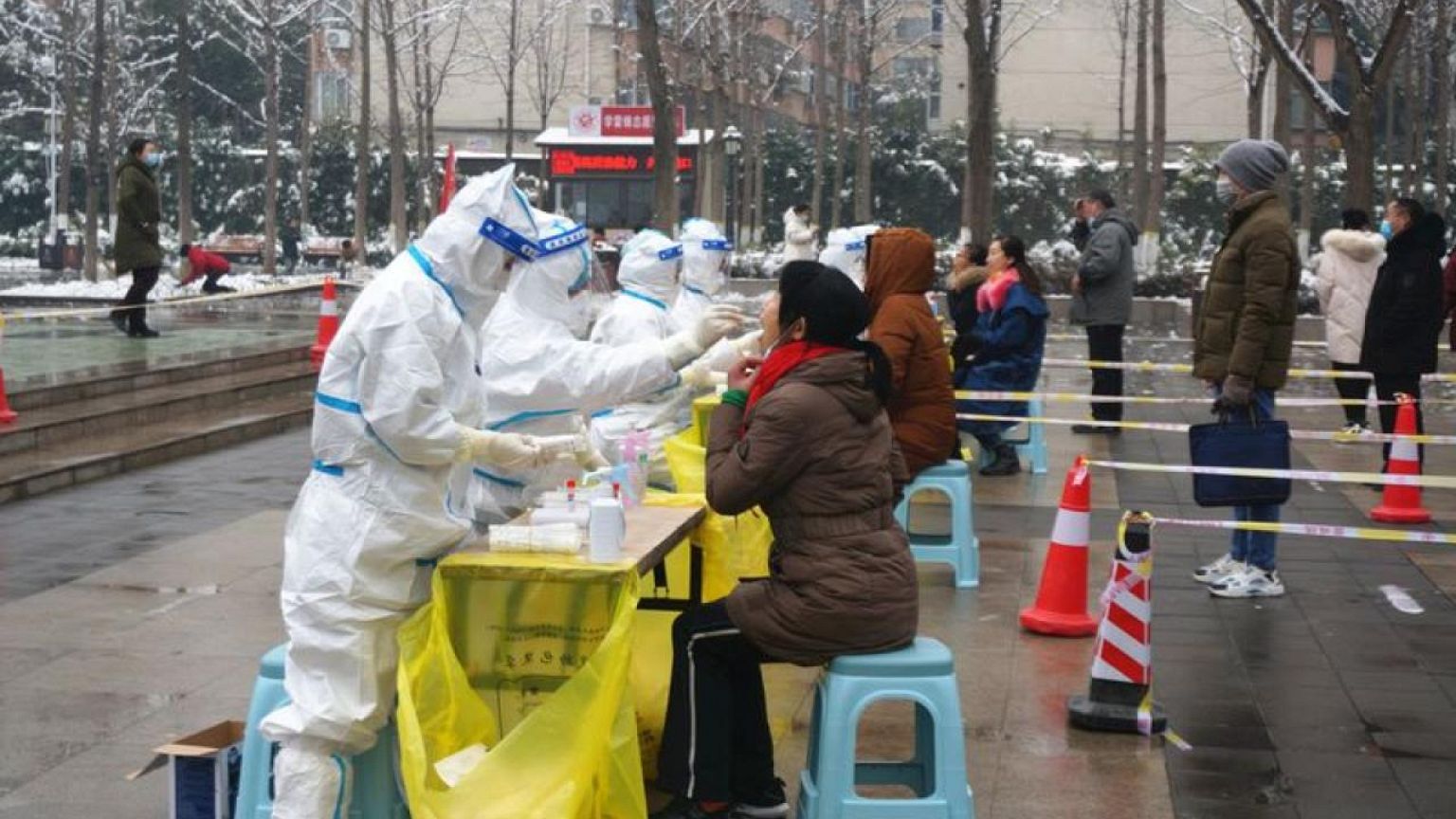 China reabre más zonas con riesgo de propagación del COVID-19 al reducirse los confinamientos