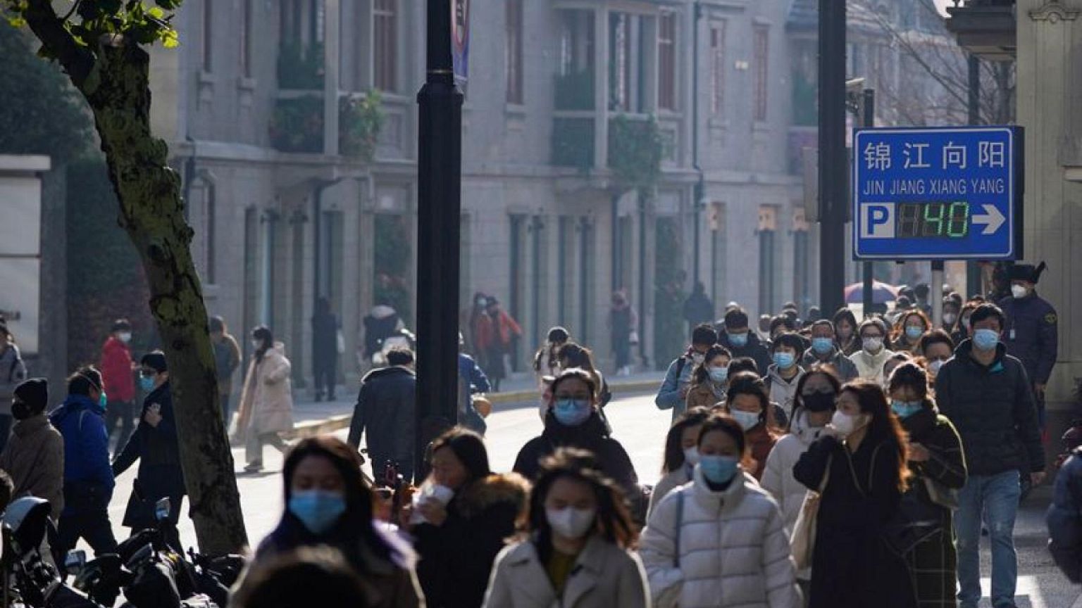 China abandona la 'app' de rastreo en su relajación de los controles de COVID