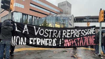Scesi ultimi attivisti asserragliati su un albero, parte corteo Scesi ultimi attivisti asserragliati su un albero, parte corteo