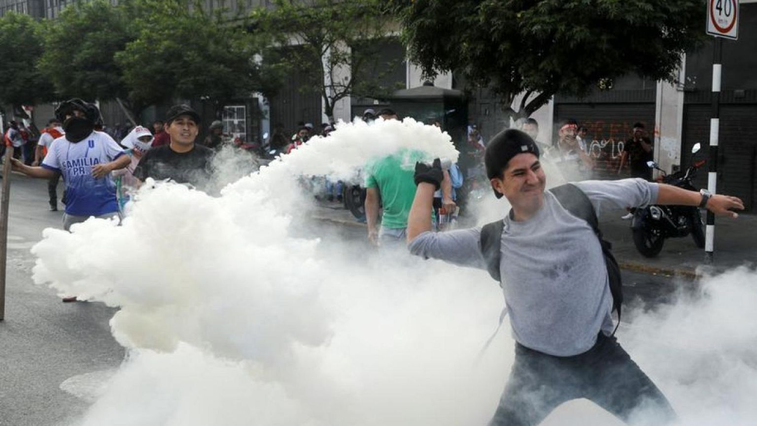Plan de adelanto de elecciones no frena protestas en Perú; hay tensión con gobiernos de izquierda