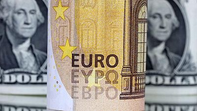 الدولار ينخفض مع تباطؤ التضخم في أوروبا