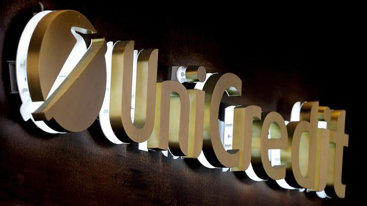 UniCredit signs asset management accord with Azimut