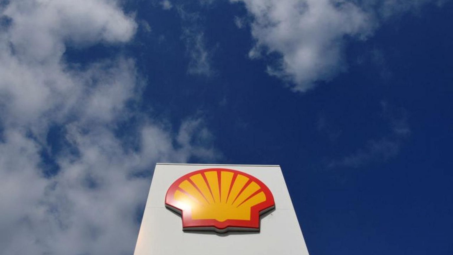 Shell and Eneco win right to build large Dutch offshore windfarm