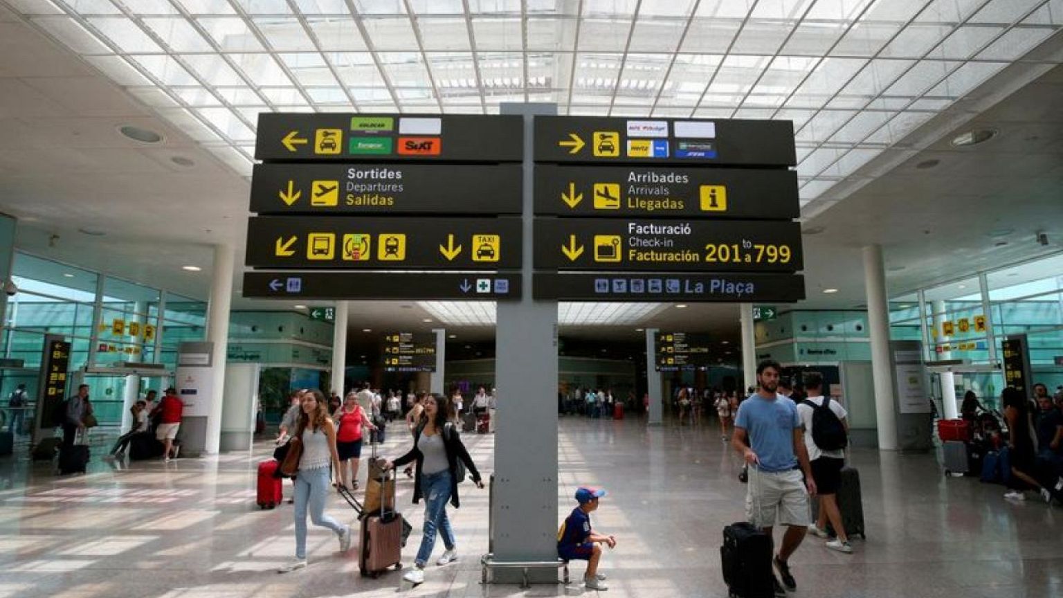 Spanish airport workers call off Christmas strike after company agrees on bonus