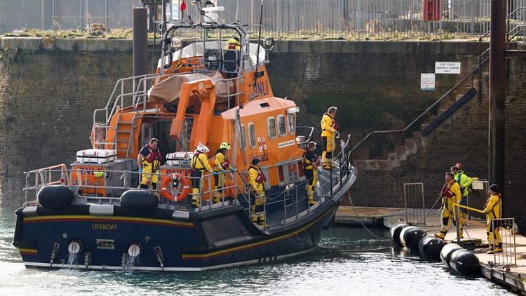 Con cuerdas y manos, la tripulación de un pesquero británico salva a decenas de migrantes