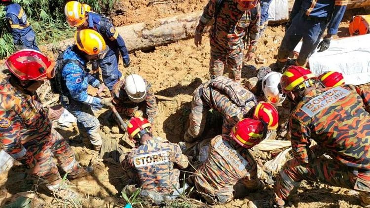 Un deslizamiento de tierras en Malasia deja al menos 12 muertos y más de 20 desaparecidos