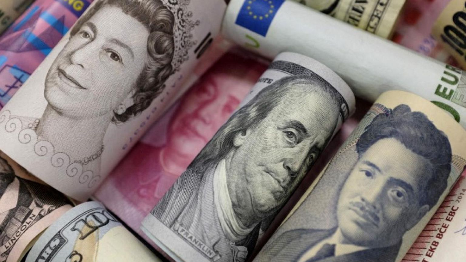 El dólar mantiene las ganancias tras subir por las alzas de tasas