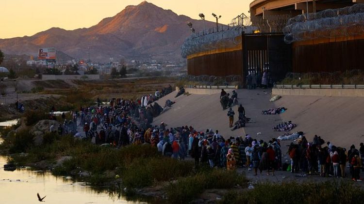 El Paso en EEUU declara emergencia por la oleada de migrantes desde México