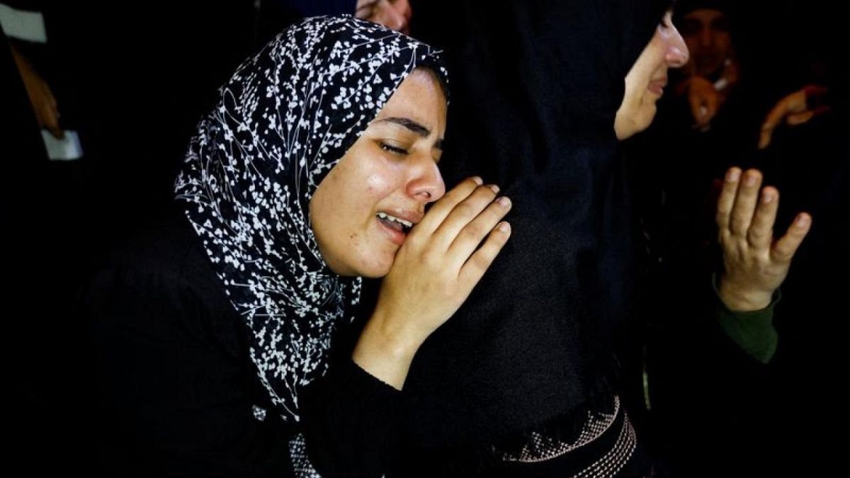 بكاء أهالي الضحايا في غزة