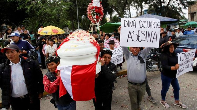 Presidenta de Perú dice cambiará a su primer ministro y buscará gabinete "poco mas político"