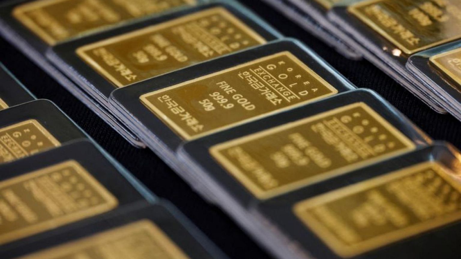 El oro sube levemente, la caída del dólar compensa la presión de las subidas de tasas