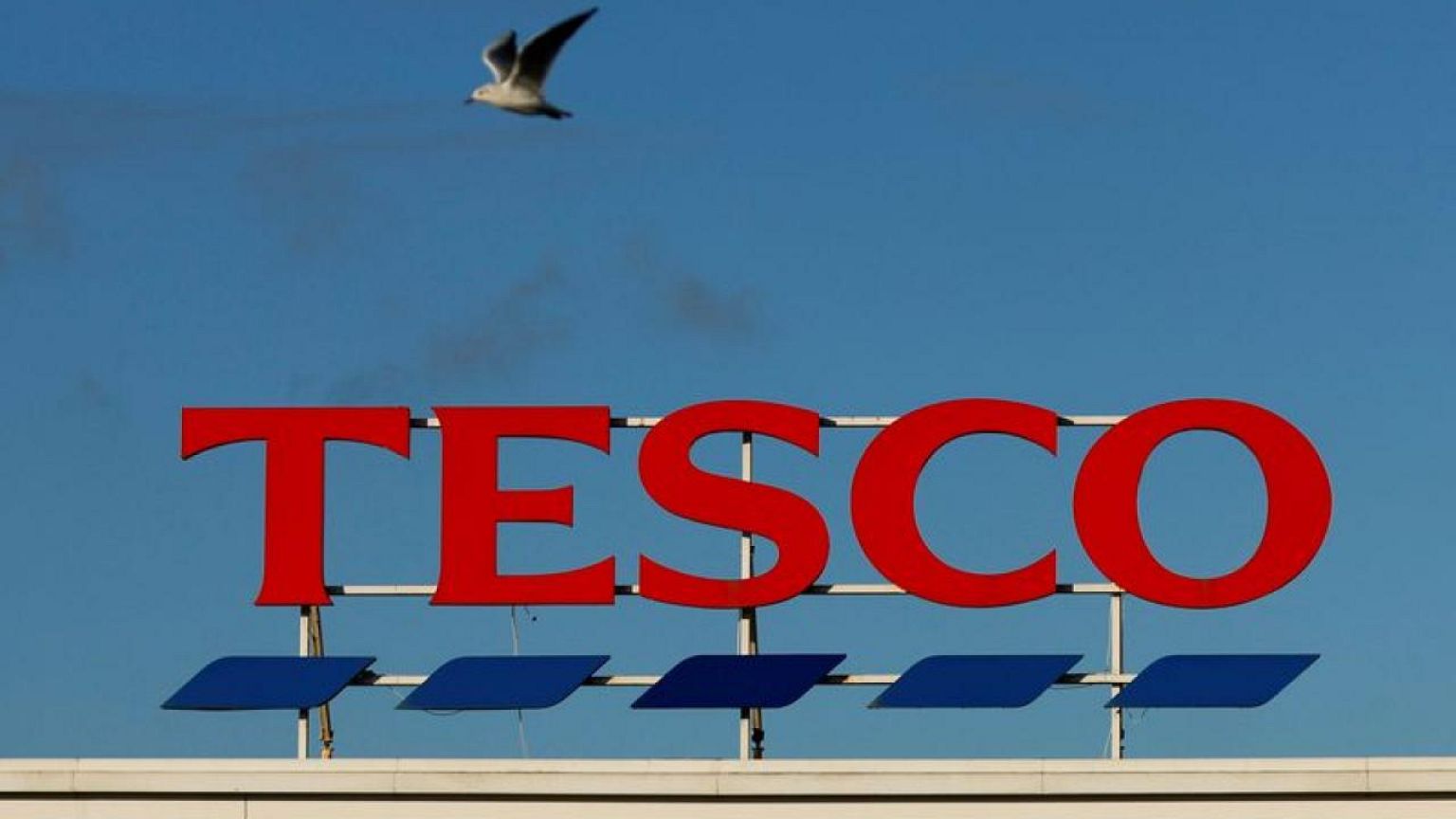 TESCO-WORKERS:Tesco's UK store management changes to impact 1,750 jobs
