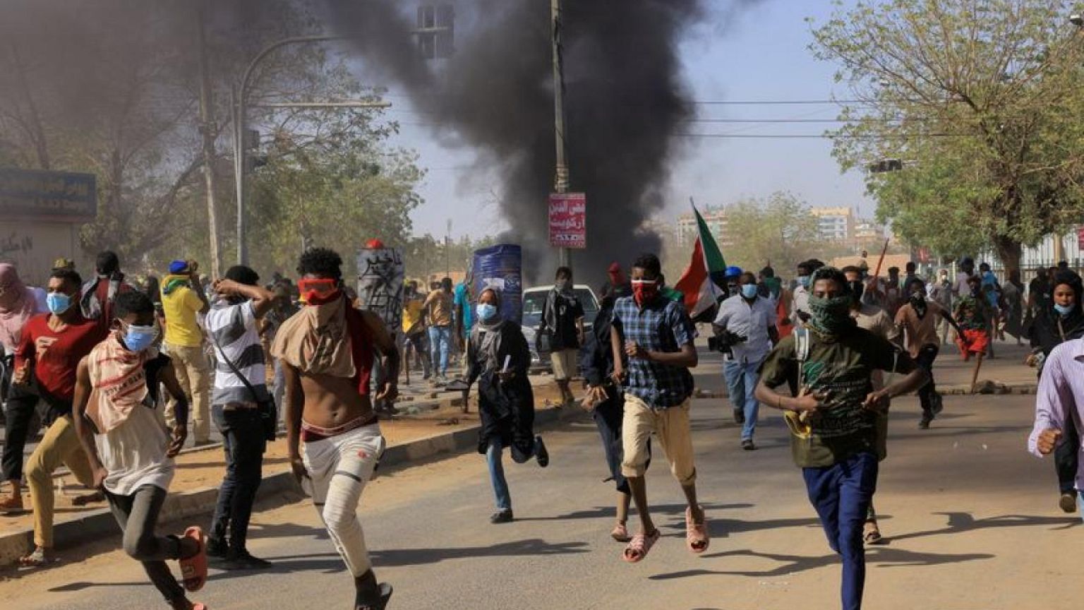 قوات الأمن السودانية تستخدم قنابل صوت وغاز مسيل للدموع لتفريق محتجين احتشدوا في الخرطوم في الذكرى الرابعة للانتفاضة التي أطاحت بالرئيس السابق عمر البشير، 19 ديسمبر 2022.