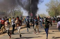 قوات الأمن السودانية تستخدم قنابل صوت وغاز مسيل للدموع لتفريق محتجين احتشدوا في الخرطوم في الذكرى الرابعة للانتفاضة التي أطاحت بالرئيس السابق عمر البشير، 19 ديسمبر 2022.
