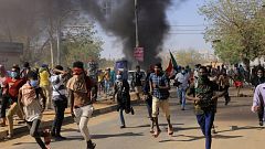 قوات الأمن السودانية تستخدم قنابل صوت وغاز مسيل للدموع لتفريق محتجين احتشدوا في الخرطوم في الذكرى الرابعة للانتفاضة التي أطاحت بالرئيس السابق عمر البشير، 19 ديسمبر 2022.