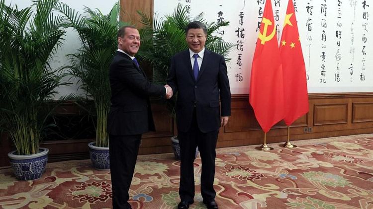 Medvédev se reúne con Xi en Pekín y dice que se habló del conflicto ucraniano
