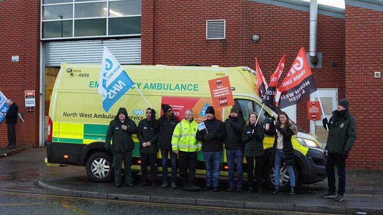 Miles de trabajadores de ambulancias británicos van a la huelga