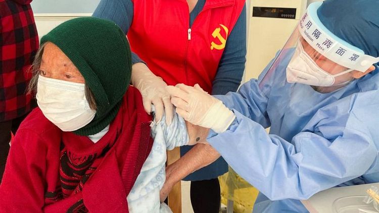 China lleva la campaña de vacunación contra el COVID a las aldeas ante el aumento de casos